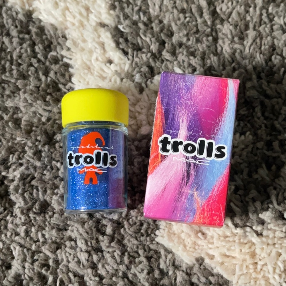 BNIB Trolls x MAC Pigment in Reflects Purple Duo